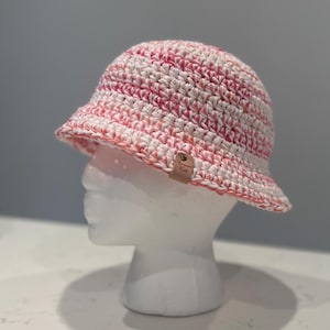 Handmade Crochet Bucket Hat – Pink & White Cotton Yarn – Summer Sun Hat – Soft Brim – Festival Style – Cottagecore Accessories